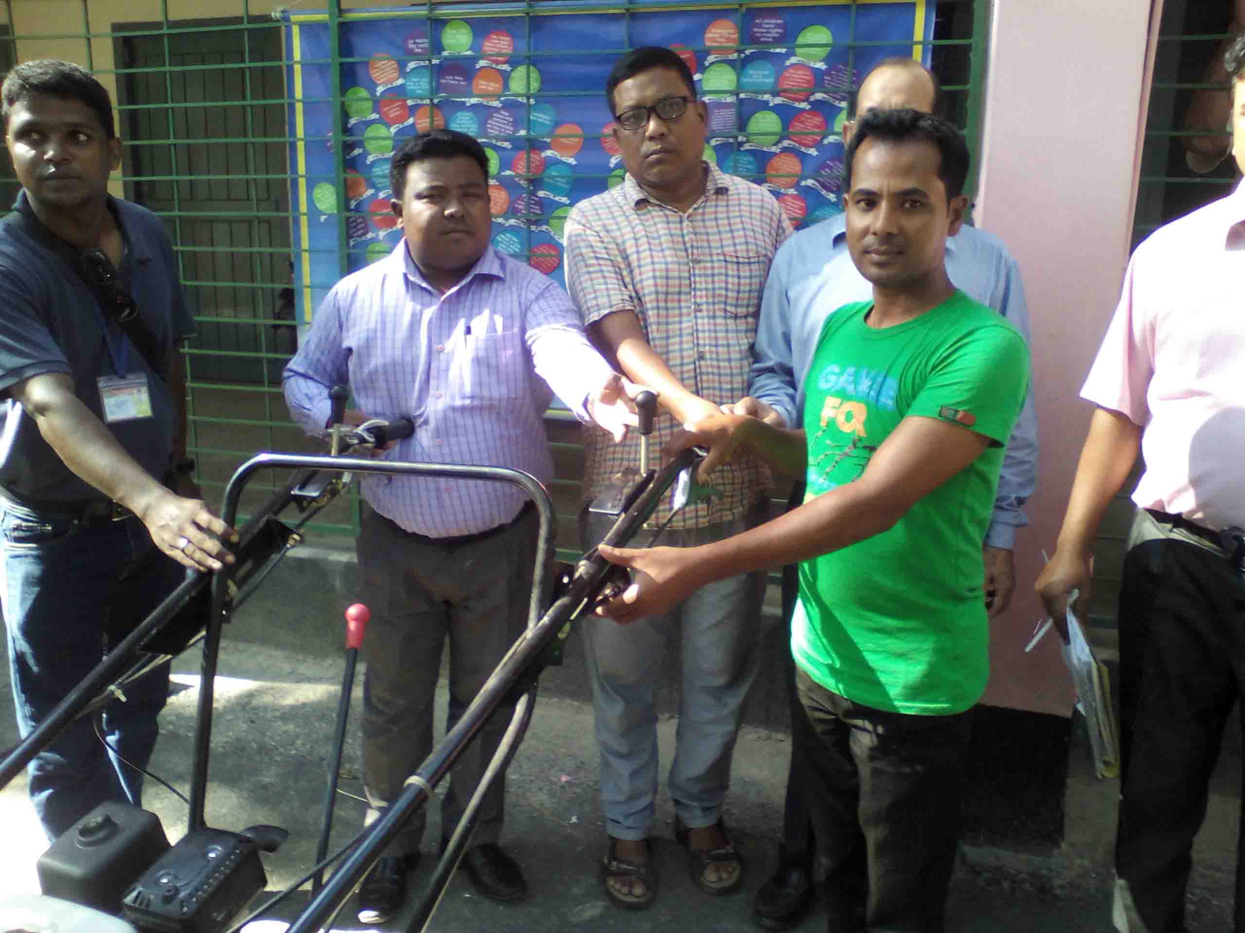 বিভিন্ন যন্ত্র বিতরণ